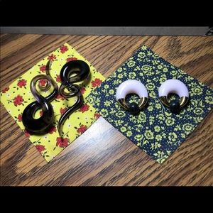 Hanging style for stretched ears